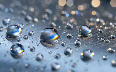Ecolab Inc. Makroaufnahme von Wassertropfen auf Edelstahl, US2824031014, Regenbogenreflexionen in extremer Nahaufnahme - Foto: THN
