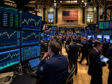 Ecolab Inc. NYSE-Handelsparkett mit Tradern und Chemie-Sektor-Charts, US2824031014, dramatisches Licht über leuchtenden Bildschirmen - Foto: THN