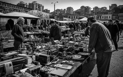 eBay Inc. Flohmarkt Reportage mit ISIN US2786421030 zeigt Schwarzweiß-Dokumentation über Secondhand und Tauschhandel - Foto: THN