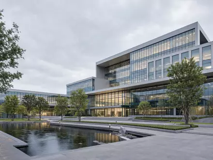 eBay Inc. modernes Campusgebäude ISIN US2786421030 als architektonisches CGI-Render mit stilvoller Außenanlage - Foto: THN