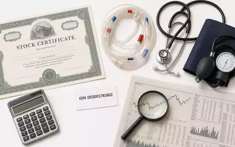 Flatlay zeigt Aktienzertifikat und ISIN-Karte DE0005785802 mit medizinischen Utensilien, symbolisch für Fresenius Medical Care AG - Foto: THN