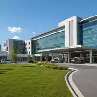 Modernes Klinikgebäude symbolisiert Fresenius SE & Co. KGaA, ISIN DE0005785604, im Gesundheitsdienstleistungssektor Deutschlands - Foto: THN