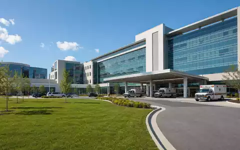 Modernes KlinikgebÀude symbolisiert Fresenius SE & Co. KGaA, ISIN DE0005785604, im Gesundheitsdienstleistungssektor Deutschlands - Foto: THN
