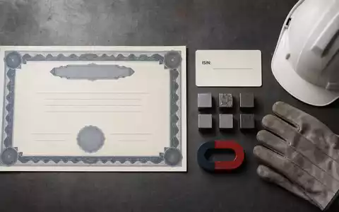Flatlay mit Aktienzertifikat und ISIN-Karte visualisiert Salzgitter AG, ISIN DE0006202005, Stahlindustrie Investment Anlageobjekte Arrangement - Foto: THN
