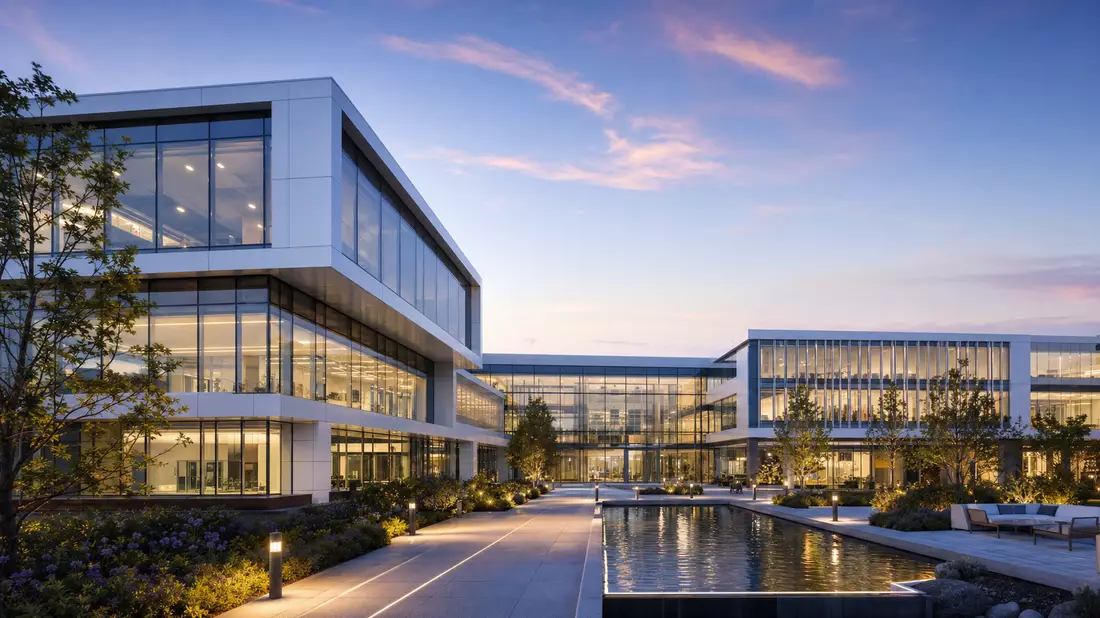 Architektur-Render eines modernen Glas-Bürocampus mit Wasserbecken bei Dämmerung