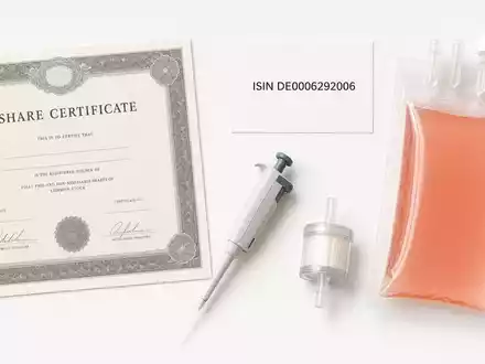 Sartorius AG (Vz.) DE0006292006 zeigt als Flatlay ein Aktienzertifikat, eine ISIN-Karte, Pipette, Filter und Zellkulturbeutel - Foto: THN
