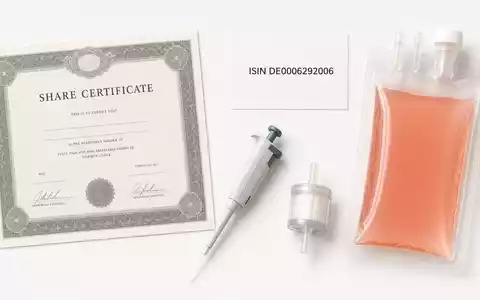 Sartorius AG (Vz.) DE0006292006 zeigt als Flatlay ein Aktienzertifikat, eine ISIN-Karte, Pipette, Filter und Zellkulturbeutel - Foto: THN
