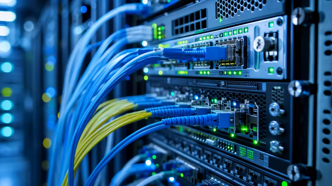 Nahaufnahme eines Server-Racks mit Glasfaserkabeln und LED-Anzeigen