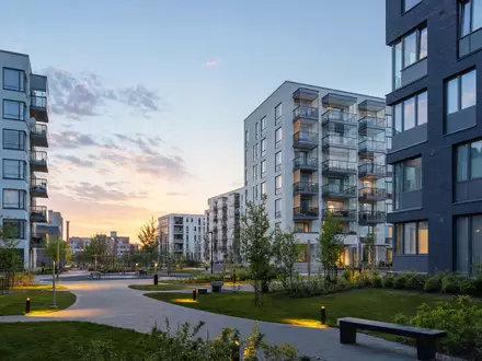 Kojamo Oyj FI4000292438 zeigt moderne Mietwohnhäuser in urbaner finnischer Wachstumsregion mit gepflegten Grünflächen - Foto: THN