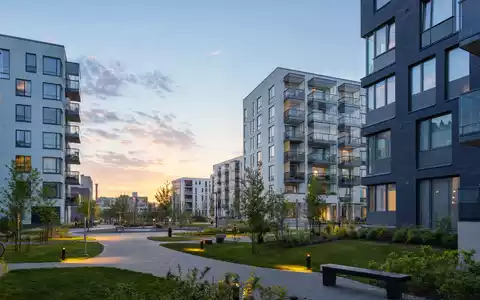 Kojamo Oyj FI4000292438 zeigt moderne Mietwohnhäuser in urbaner finnischer Wachstumsregion mit gepflegten Grünflächen - Foto: THN