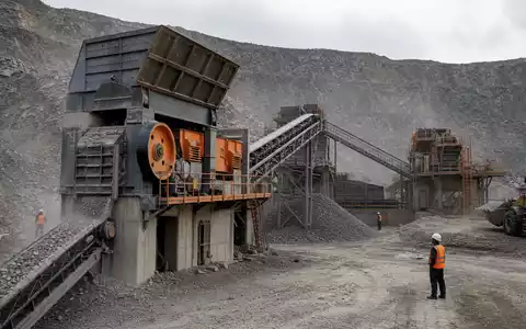 Metso Oyj zeigt Bergbau Anlage mit riesigem Steinbrecher in Betrieb ISIN FI0009014575 Aggregate Produktion - Foto: THN