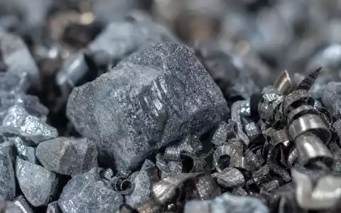 Metso Oyj Rohstoffe als extreme Makroaufnahme von Erzgestein und Metallspaenen ISIN FI0009014575 Textur Detail - Foto: THN