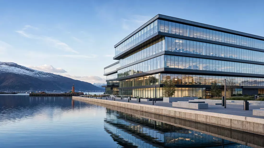 Modernes Bürogebäude eines nordischen Versicherungskonzerns am Wasser bei Tageslicht