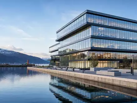 Storebrand ASA NO0003053605 zeigt modernes Bürogebäude eines nordischen Versicherungs- und Pensionskonzerns am Fjord - Foto: THN