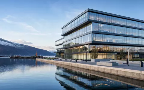 Storebrand ASA NO0003053605 zeigt modernes Bürogebäude eines nordischen Versicherungs- und Pensionskonzerns am Fjord - Foto: THN