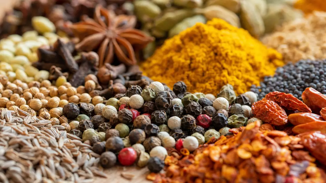 Makroaufnahme von Gewürzen und Zutaten, symbolisch für Orkla ASA Lebensmittelproduktion