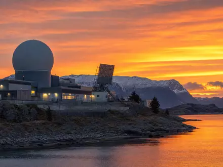 Kongsberg Gruppen ASA NO0003043309 zeigt eine norwegische Verteidigungsanlage mit Radaranlage bei Dämmerung - Foto: THN