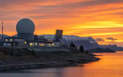 Kongsberg Gruppen ASA NO0003043309 zeigt eine norwegische Verteidigungsanlage mit Radaranlage bei Dämmerung - Foto: THN