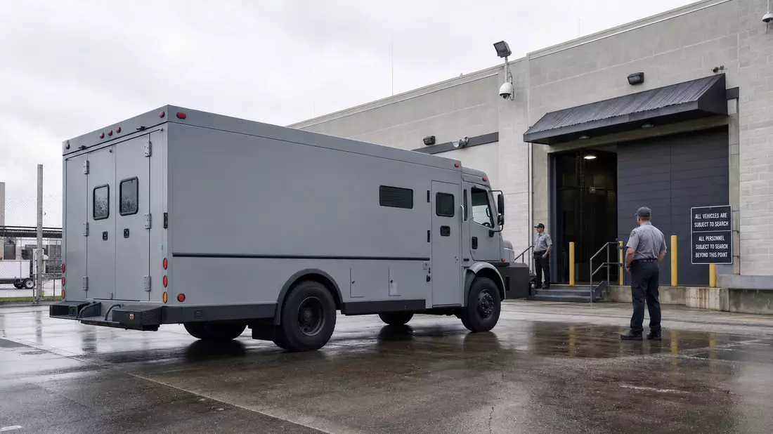 Gepanzerter Geldtransporter vor einem Sicherheitszentrum, fotorealistische Darstellung, Stockholm