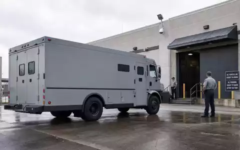 Fotorealistisches Bild zeigt Loomis AB SE0014556112 mit gepanzertem Geldtransporter vor Sicherheitszentrum in Stockholm - Foto: THN