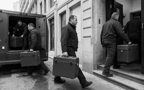 Schwarzweiß-Reportagefoto dokumentiert für Loomis AB SE0014556112 Mitarbeiter beim sicheren Transport wichtiger Geldkassetten heute - Foto: THN