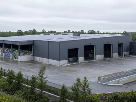 Republic Services (ISIN US76075R1059) zeigt ein modernes Architektur-Render einer Recyclinganlage mit Solarpaneelen auf dem Dach - Foto: THN