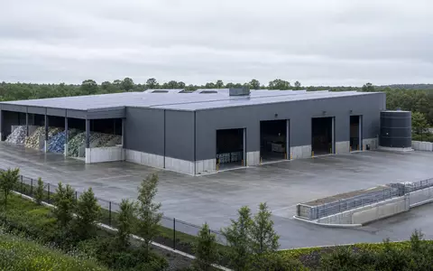 Republic Services (ISIN US76075R1059) zeigt ein modernes Architektur-Render einer Recyclinganlage mit Solarpaneelen auf dem Dach - Foto: THN