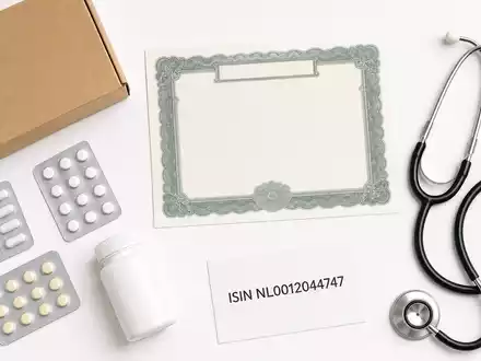 Redcare Pharmacy (Shop Apoth), ISIN NL0012044747, zeigt Flatlay mit Aktienzertifikat, ISIN-Karte und markenfreien Apotheken-Utensilien - Foto: THN