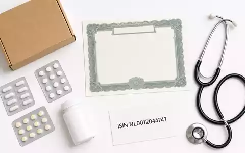 Redcare Pharmacy (Shop Apoth), ISIN NL0012044747, zeigt Flatlay mit Aktienzertifikat, ISIN-Karte und markenfreien Apotheken-Utensilien - Foto: THN