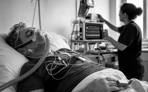 ResMed Inc. (ISIN US7611521078): dokumentarische Schwarzweiß-Reportage zeigt einen Patienten mit Atemmaske im Schlaflabor - Foto: THN