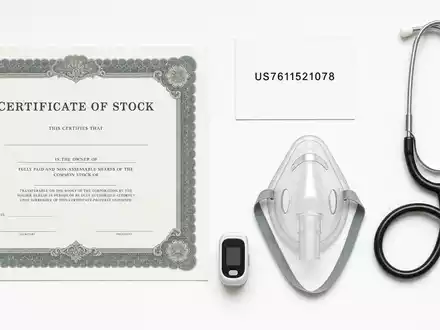 ResMed Inc. (ISIN US7611521078): Flatlay-Arrangement zeigt Aktienzertifikat, ISIN-Karte, neutrale Atemmaske, Sensor und Stethoskop - Foto: THN
