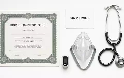 ResMed Inc. (ISIN US7611521078): Flatlay-Arrangement zeigt Aktienzertifikat, ISIN-Karte, neutrale Atemmaske, Sensor und Stethoskop - Foto: THN