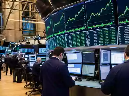 Regeneron Pharma US75886F1075 zeigt ein Börsen-Editorial mit belebtem Trading-Floor und steigenden Biotech-Sektor-Charts auf Bildschirmen - Foto: THN