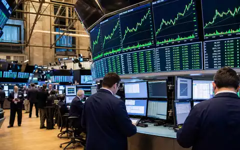 Regeneron Pharma US75886F1075 zeigt ein Börsen-Editorial mit belebtem Trading-Floor und steigenden Biotech-Sektor-Charts auf Bildschirmen - Foto: THN