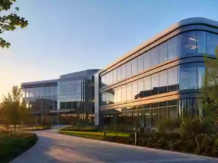 Danaher Corp. moderner Life-Sciences-Campus US2358511028 als photorealistischer Architektur-Render bei warmem goldenen Abendlicht - Foto: THN