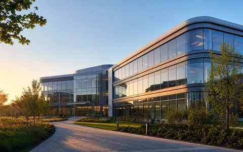 Danaher Corp. moderner Life-Sciences-Campus US2358511028 als photorealistischer Architektur-Render bei warmem goldenen Abendlicht - Foto: THN