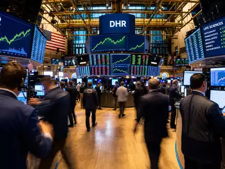 Danaher Corp. NYSE-Handelsparkett US2358511028 mit DHR-Ticker-Kursanzeige und sektorspezifischen Life-Sciences-Charts auf mehreren Bildschirmen - Foto: THN