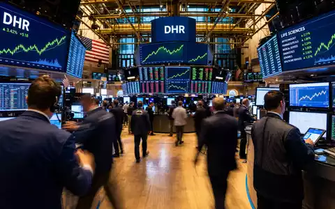 Danaher Corp. NYSE-Handelsparkett US2358511028 mit DHR-Ticker-Kursanzeige und sektorspezifischen Life-Sciences-Charts auf mehreren Bildschirmen - Foto: THN