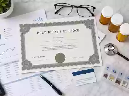 CVS Health Corp. Flatlay-Arrangement mit Aktienzertifikat, Stethoskop und pharmazeutischen Medikamenten, ISIN US1266501006 - Foto: THN