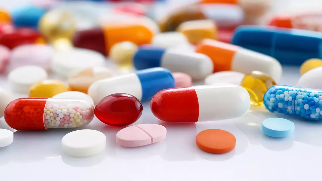 Extreme Nahaufnahme bunter pharmazeutischer Kapseln und Tabletten mit Bokeh-Hintergrund