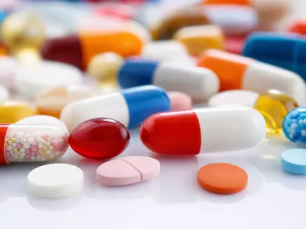 CVS Health Corp. Makroaufnahme zeigt bunte Pharmakapseln und Tabletten in Detailansicht, ISIN US1266501006 - Foto: THN
