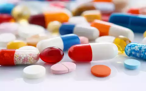 CVS Health Corp. Makroaufnahme zeigt bunte Pharmakapseln und Tabletten in Detailansicht, ISIN US1266501006 - Foto: THN