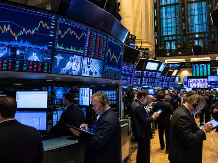 CVS Health Corp. Börsen-Editorial zeigt geschäftiges NYSE-Handelsparkett mit Sektoren-Charts und Gesundheitsaktien, ISIN US1266501006 - Foto: THN