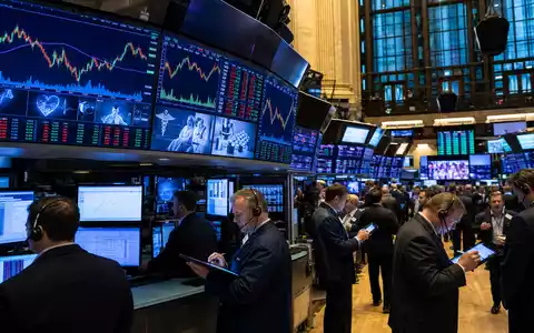 CVS Health Corp. Börsen-Editorial zeigt geschäftiges NYSE-Handelsparkett mit Sektoren-Charts und Gesundheitsaktien, ISIN US1266501006 - Foto: THN