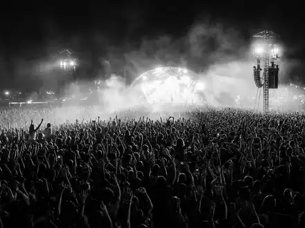 CTS Eventim DE0005470306 dokumentiert in Schwarzweiß tausende Festivalbesucher vor einer weitläufigen Freiluftbühne - Foto: THN