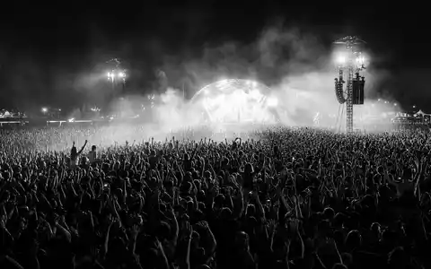 CTS Eventim DE0005470306 dokumentiert in Schwarzweiß tausende Festivalbesucher vor einer weitläufigen Freiluftbühne - Foto: THN