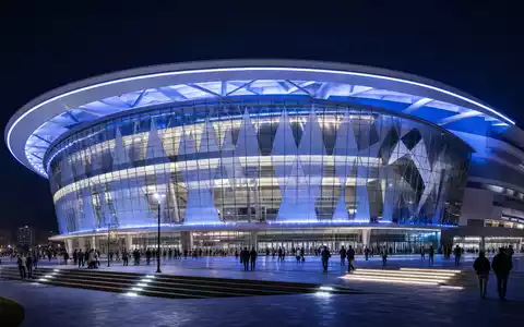 CTS Eventim DE0005470306 als futuristisches Arena-Render mit blauer LED-Beleuchtung und modernem Glasfassadendesign - Foto: THN
