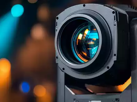 CTS Eventim DE0005470306 zeigt im Makro eine professionelle Bühnenscheinwerferlinse mit farbiger Lichtbrechung - Foto: THN