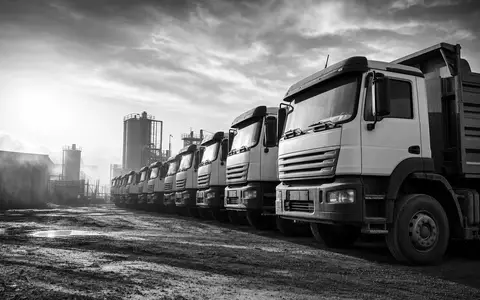 Cummins Inc. LKW-Flotte US2310211063 – dokumentarisches Schwarzweiß-Bild schwerer Nutzfahrzeuge auf industriellem Außengelände - Foto: THN