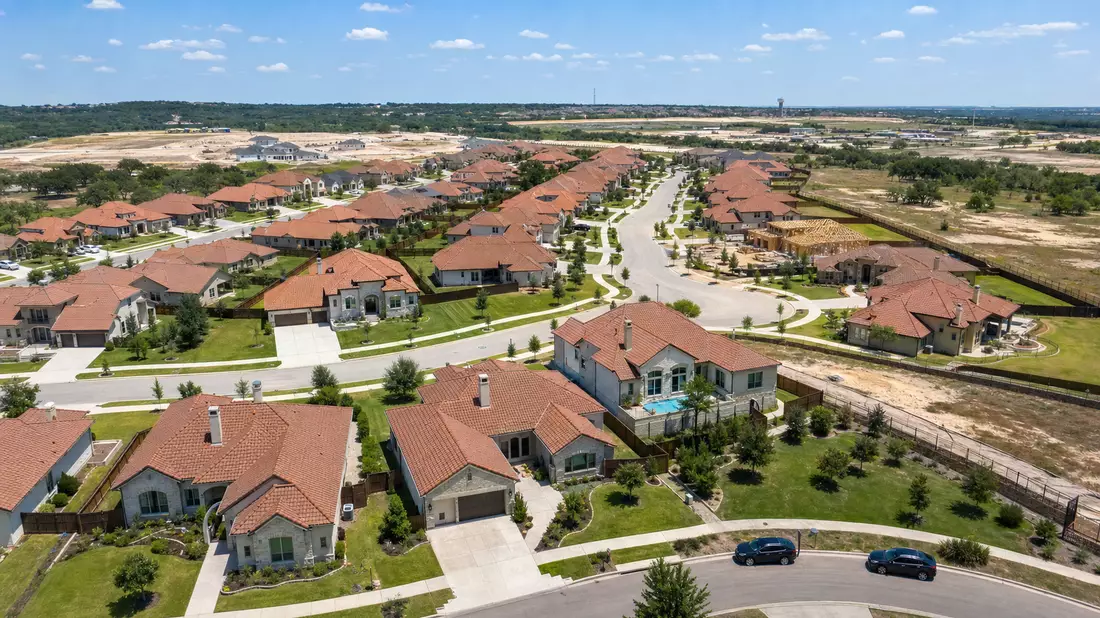 Luftbild einer neuen amerikanischen Wohnsiedlung mit Einfamilienhäusern in Texas